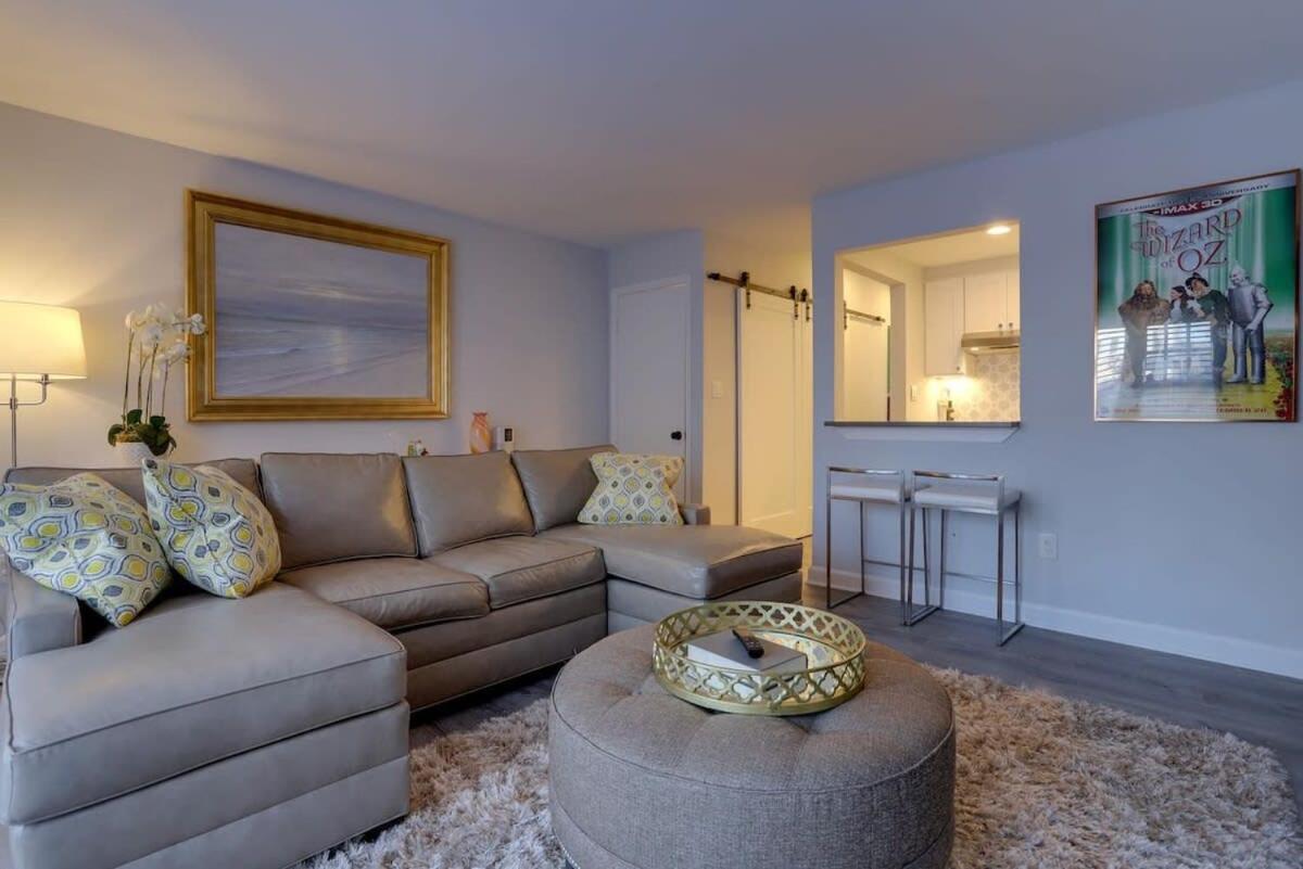 Sojourn Capitol Hill 1 BR with Patio & Grill view 4