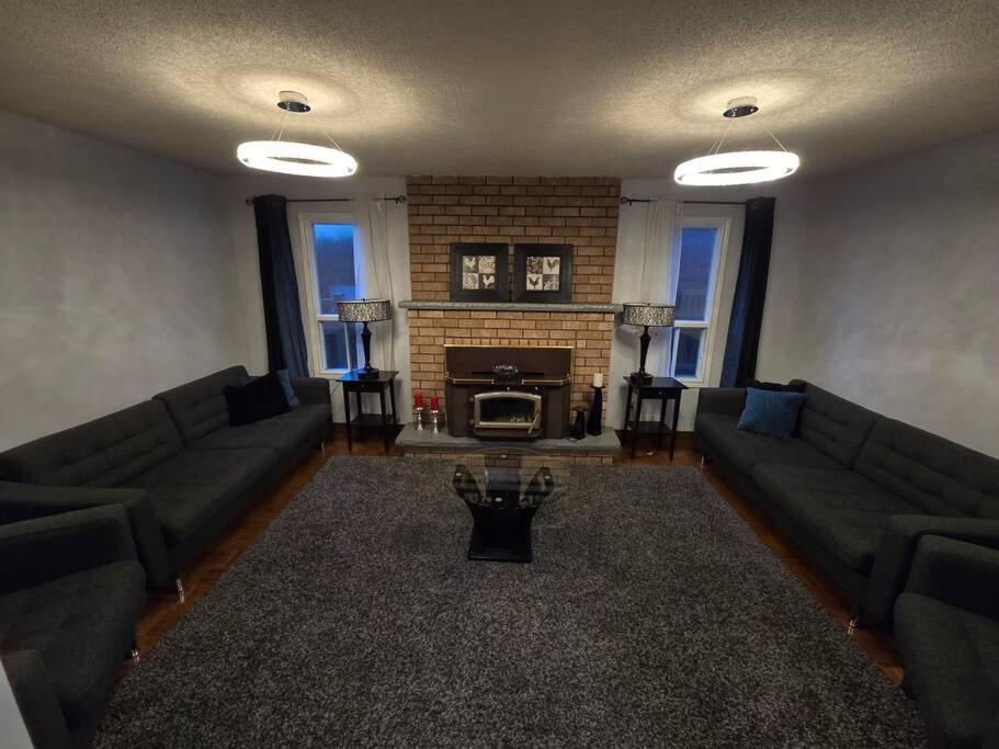 Cozy House-Downtown Mississauga