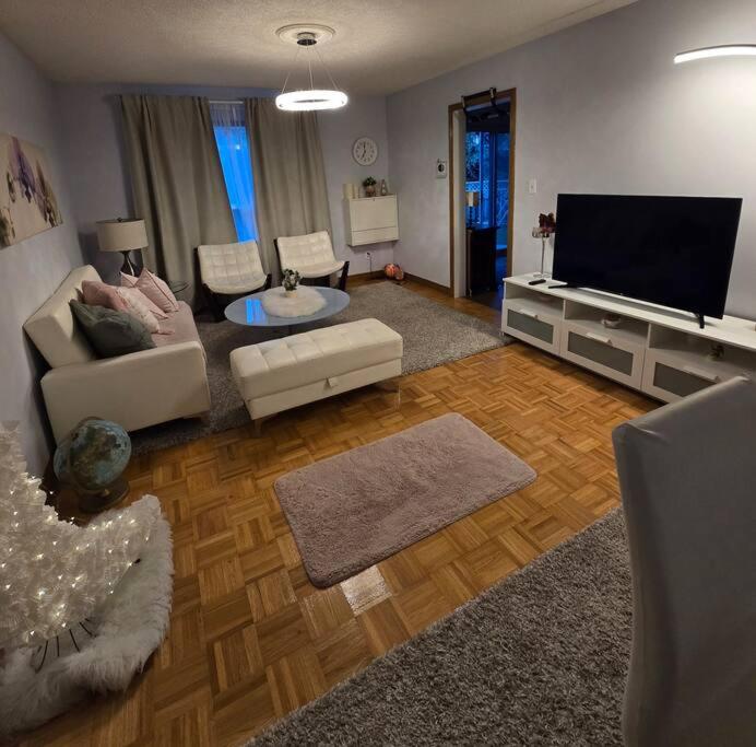 Cozy House-Downtown Mississauga