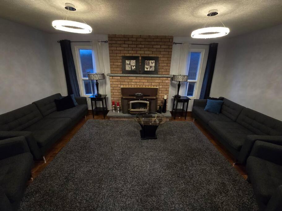 Cozy House-Downtown Mississauga