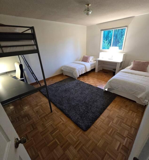 Cozy House-Downtown Mississauga
