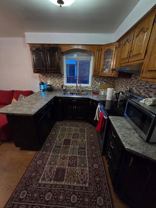 Cozy House-Downtown Mississauga