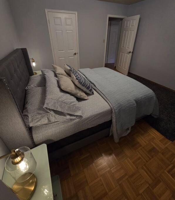 Cozy House-Downtown Mississauga