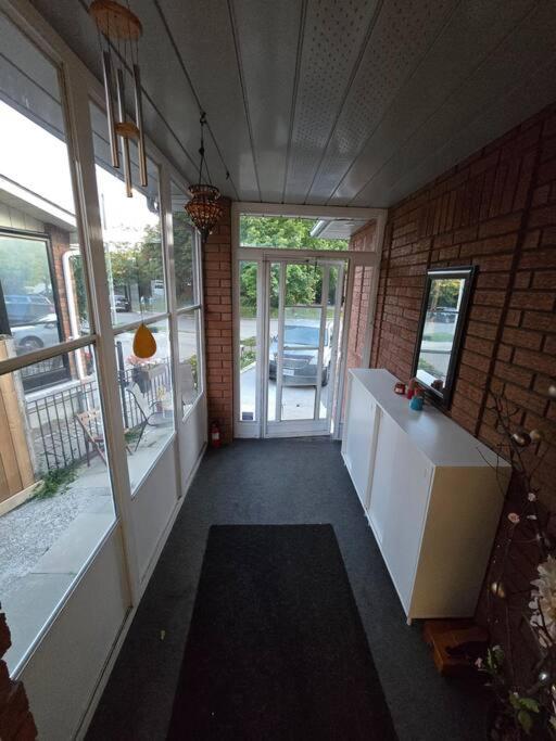 Cozy House-Downtown Mississauga