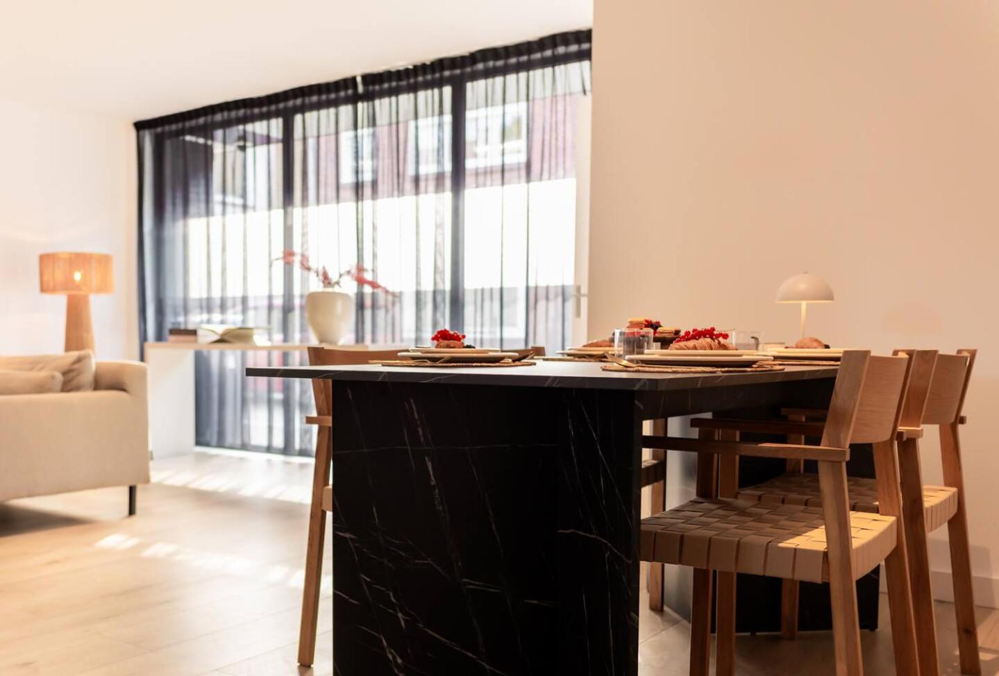 Sfeervol & Ruim Apt Met Patio En 2 Slaapkamers view 3
