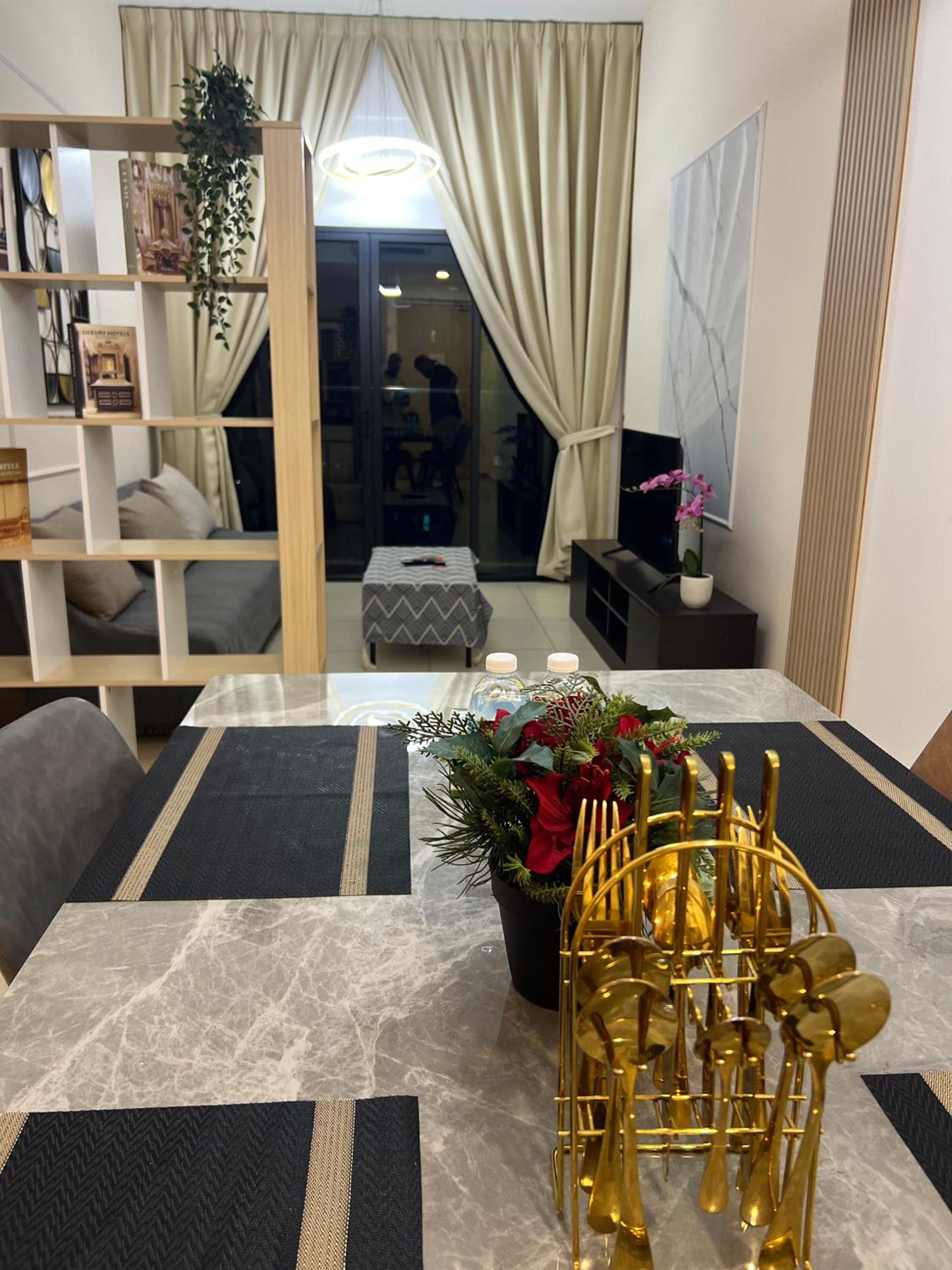RoseWood Suites At Reizz Residence
