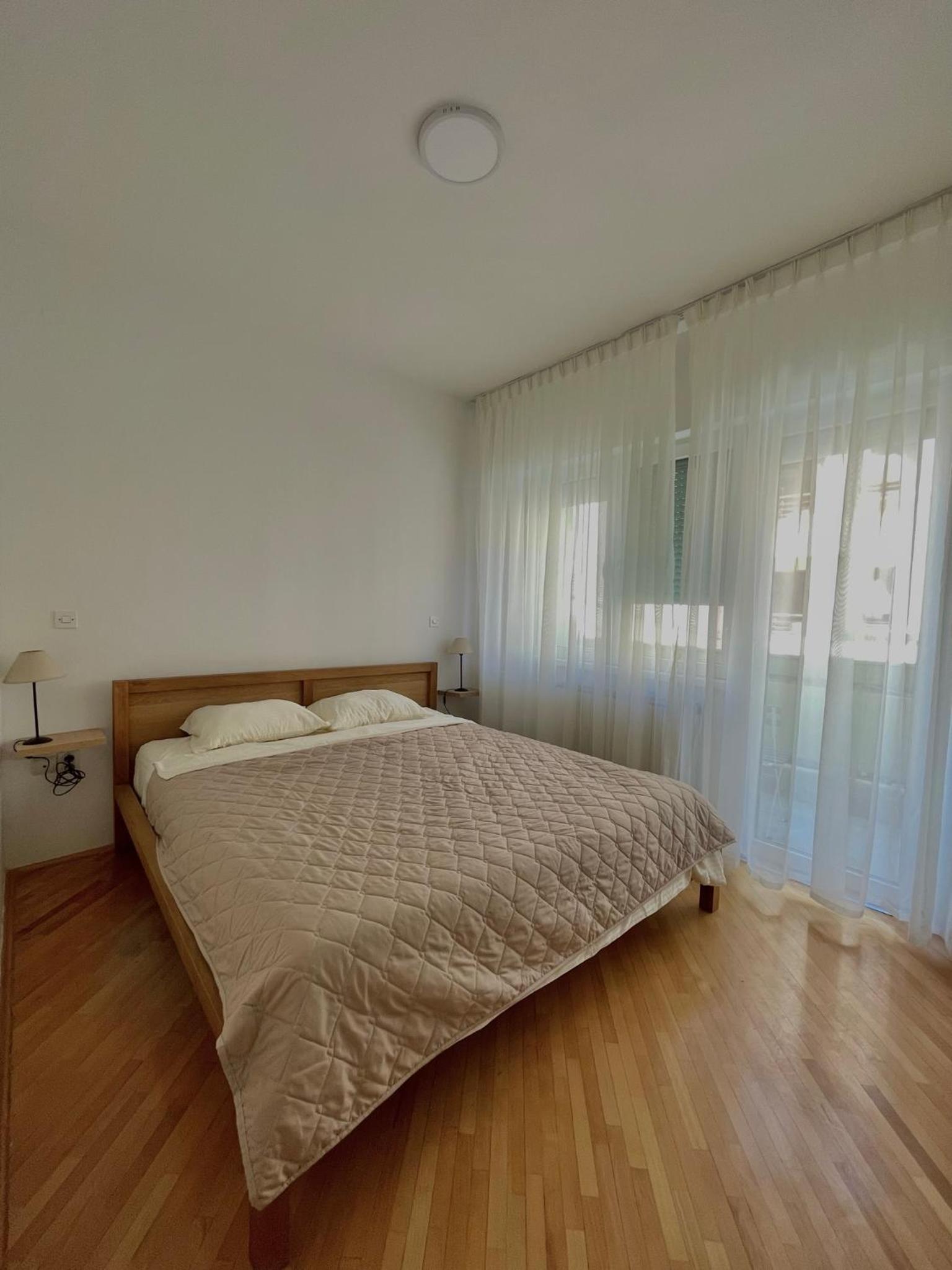 Debar Maalo 2bdrm apt, 2 min walk to City Park