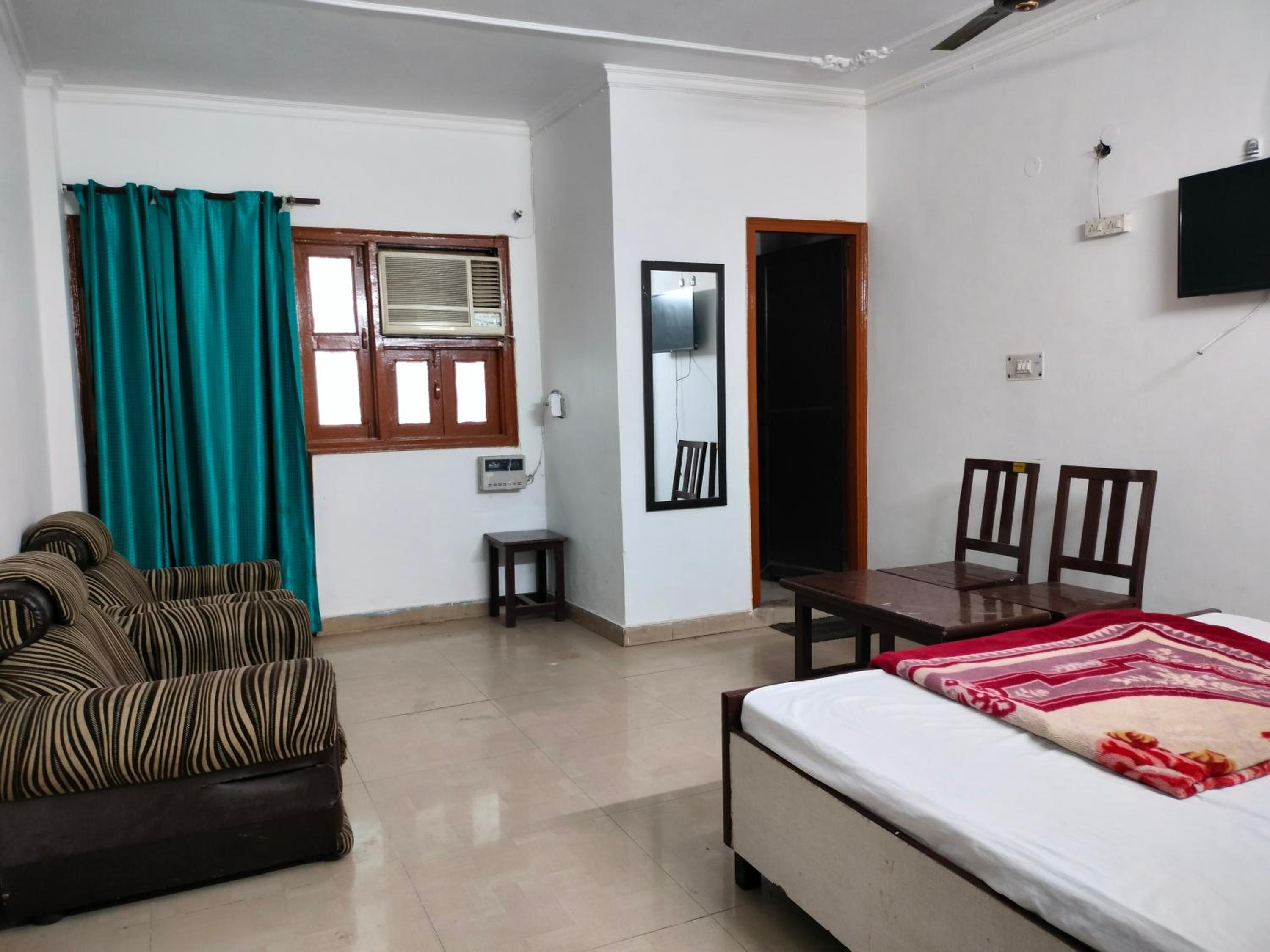Lotus Stay - 1 Min Walk in from Nizamuddin Railway Station view 4