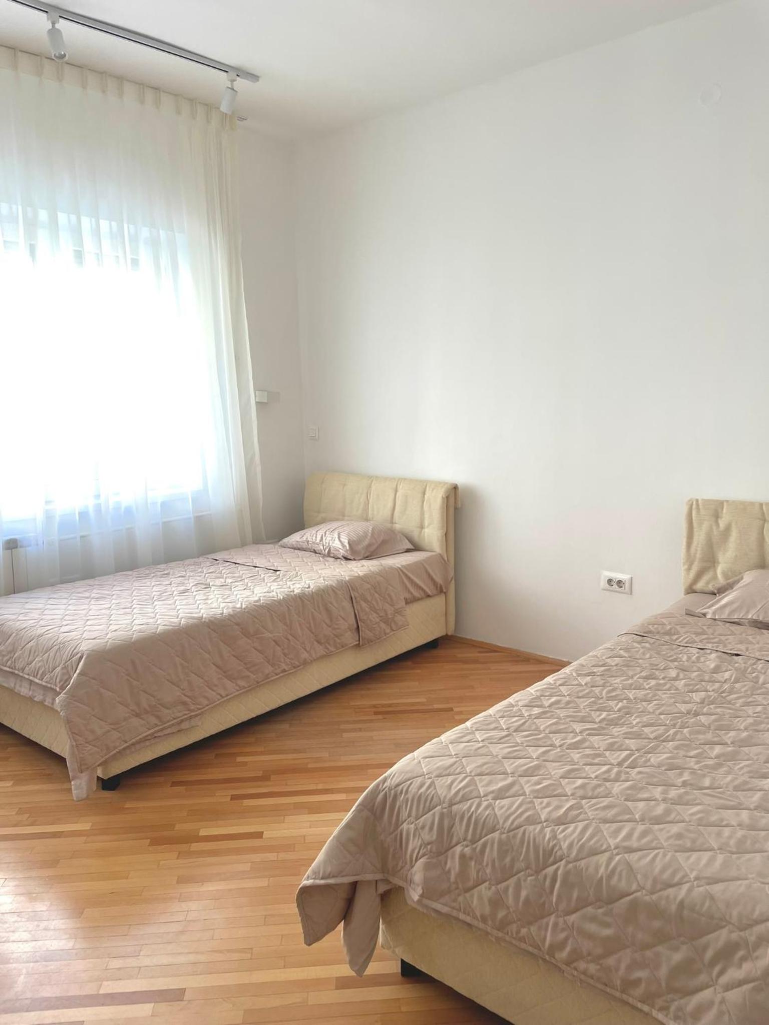 Debar Maalo 2bdrm apt, 2 min walk to City Park
