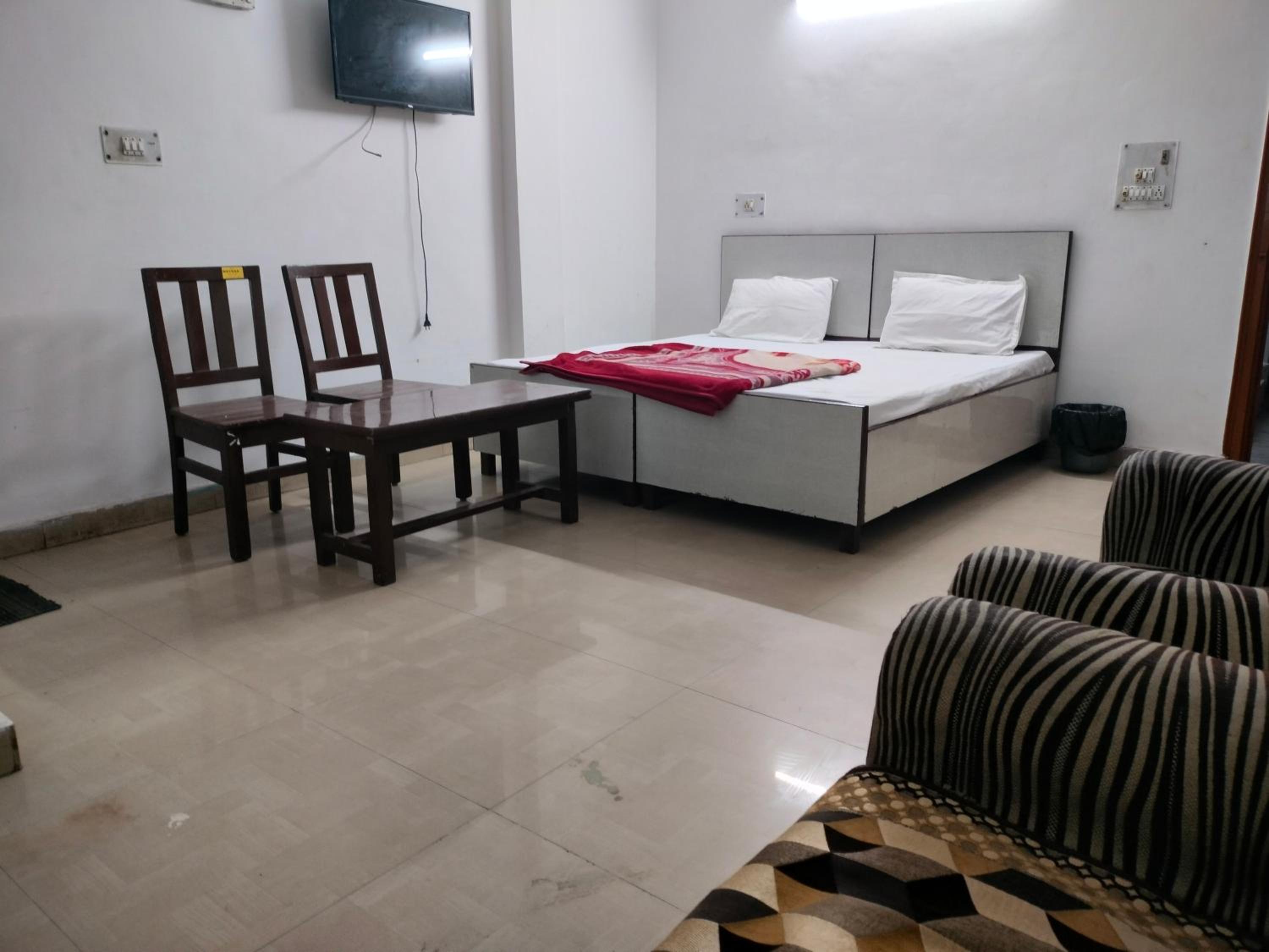 Lotus Stay - 1 Min Walk in from Nizamuddin Railway Station view 3