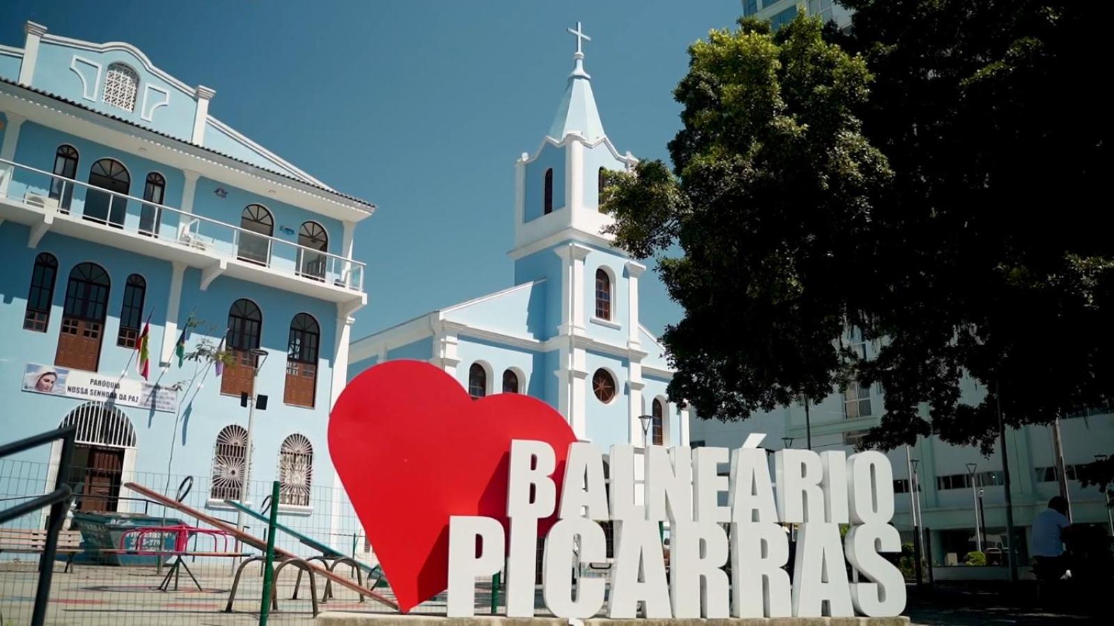 Apto Bal Picarras 150M PRAIA com PISICNA, sacada com CHURRASQUEIRA privativa, AR CONDICIONADO Wi Fi, PORTARIA 24h, PLAYGROUND INFANTIL, QUADRA DE ESPORTES 