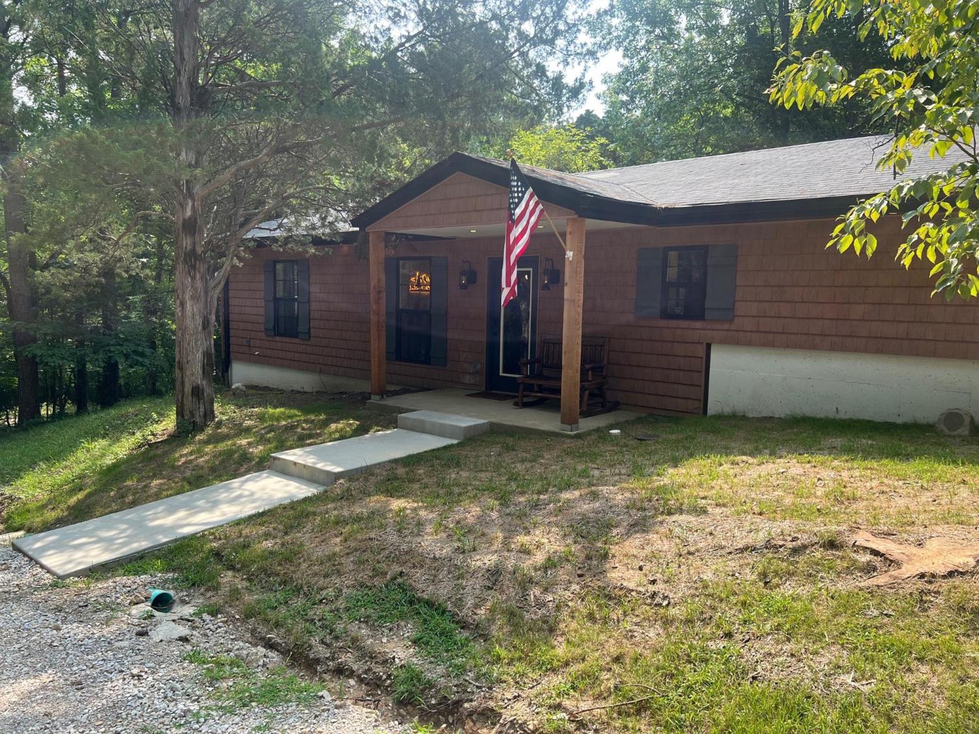 St Louis Vacations - Cozy Cabin Retreat for Your Perfect Getaway - Property Image 1