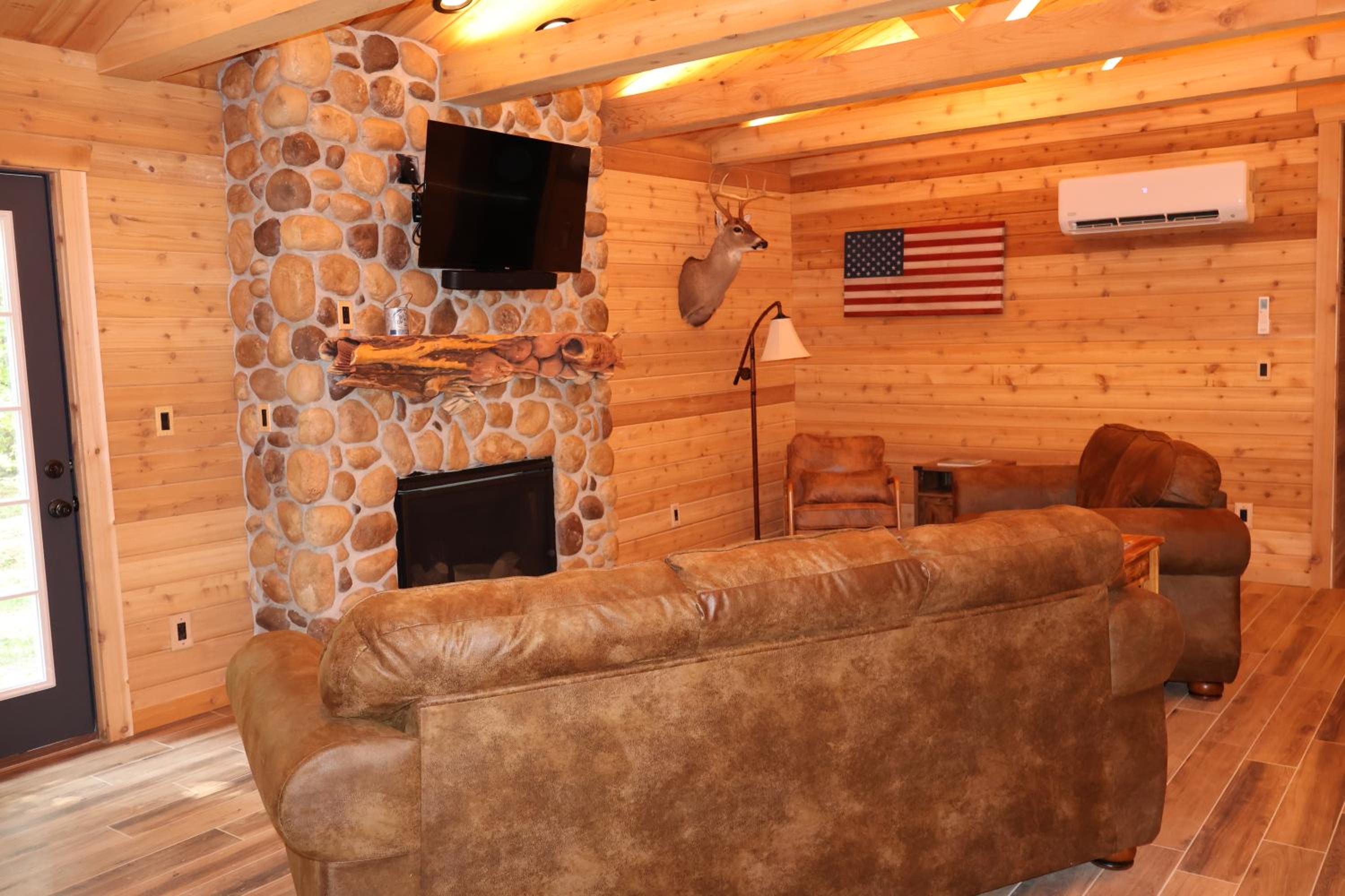 Cozy Cabin Retreat for Your Perfect Getaway view 3
