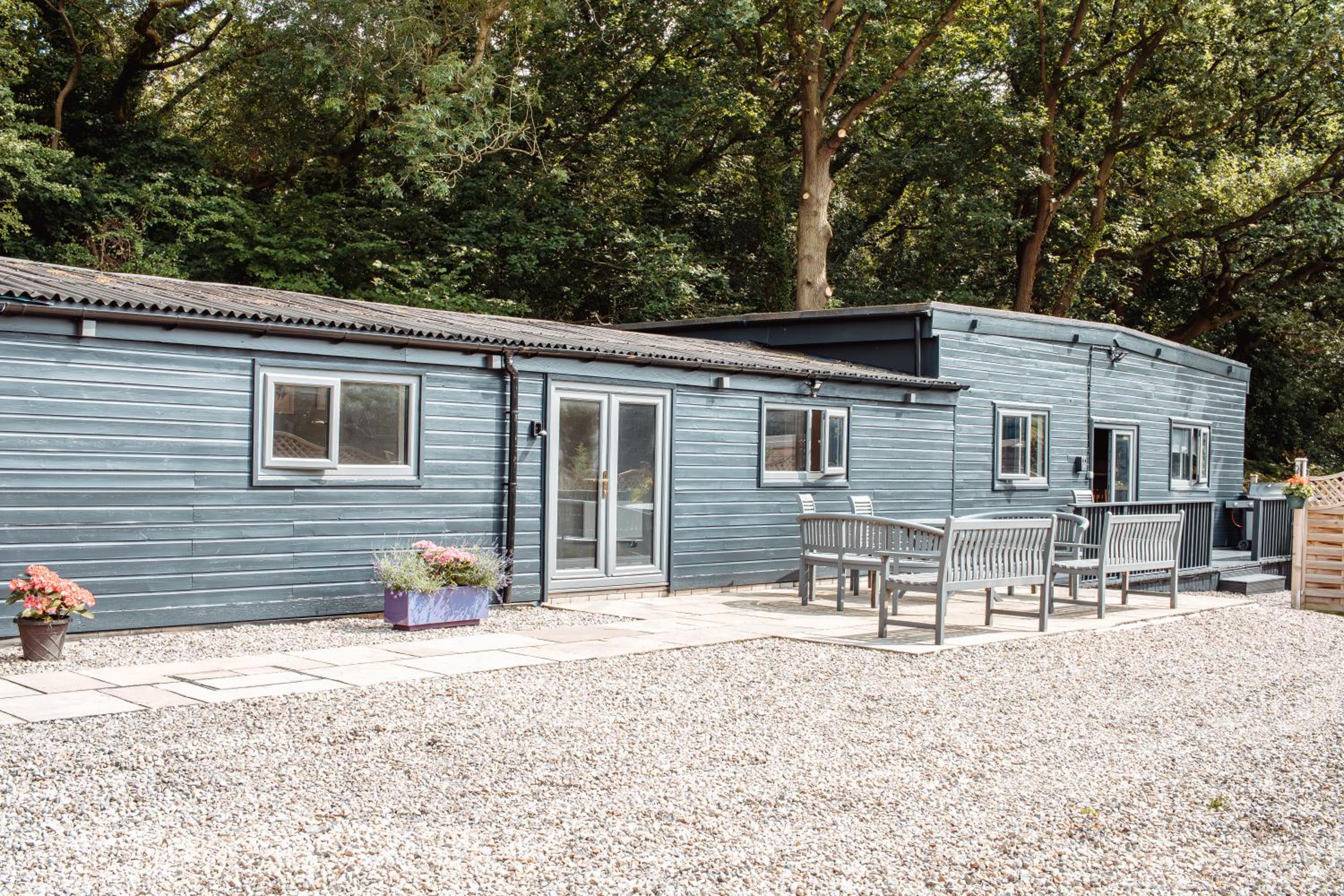 Hotel Stunning Lodge with Hot Tub on Private Lake - Image 1