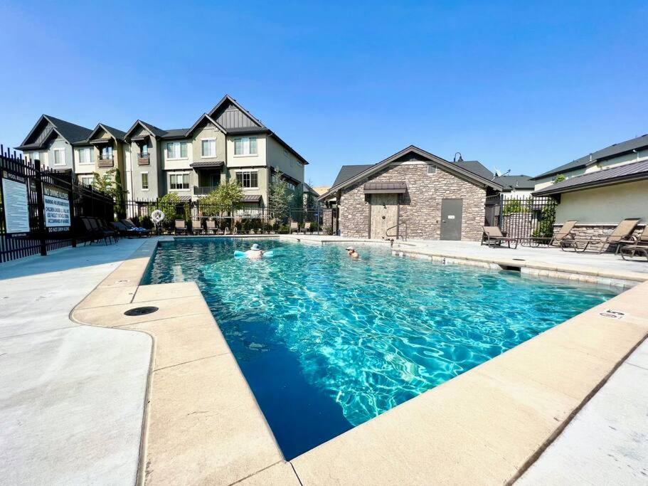 Riverside Retreat-Luxury Living