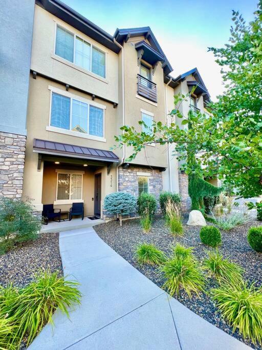 Riverside Retreat-Luxury Living