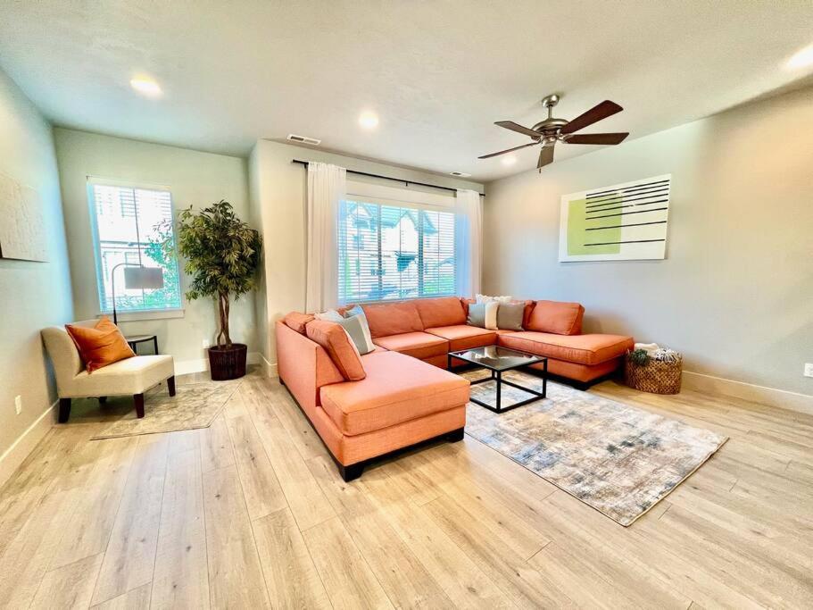 Riverside Retreat-Luxury Living