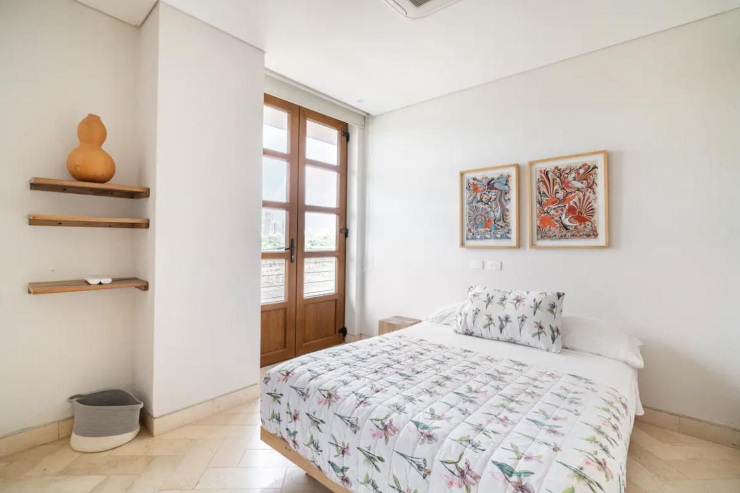 Sunny new apt in the Old City