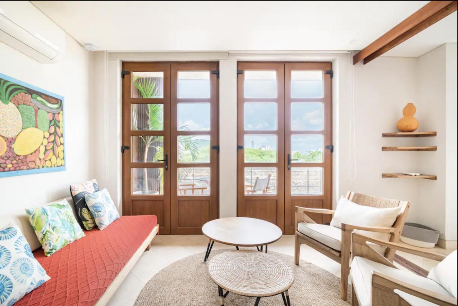 Sunny new apt in the Old City