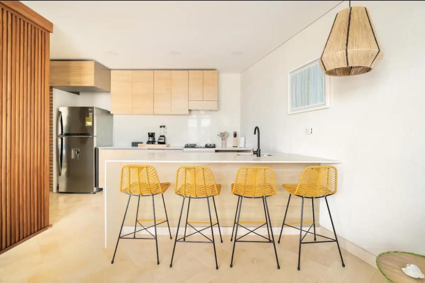 Sunny new apt in the Old City