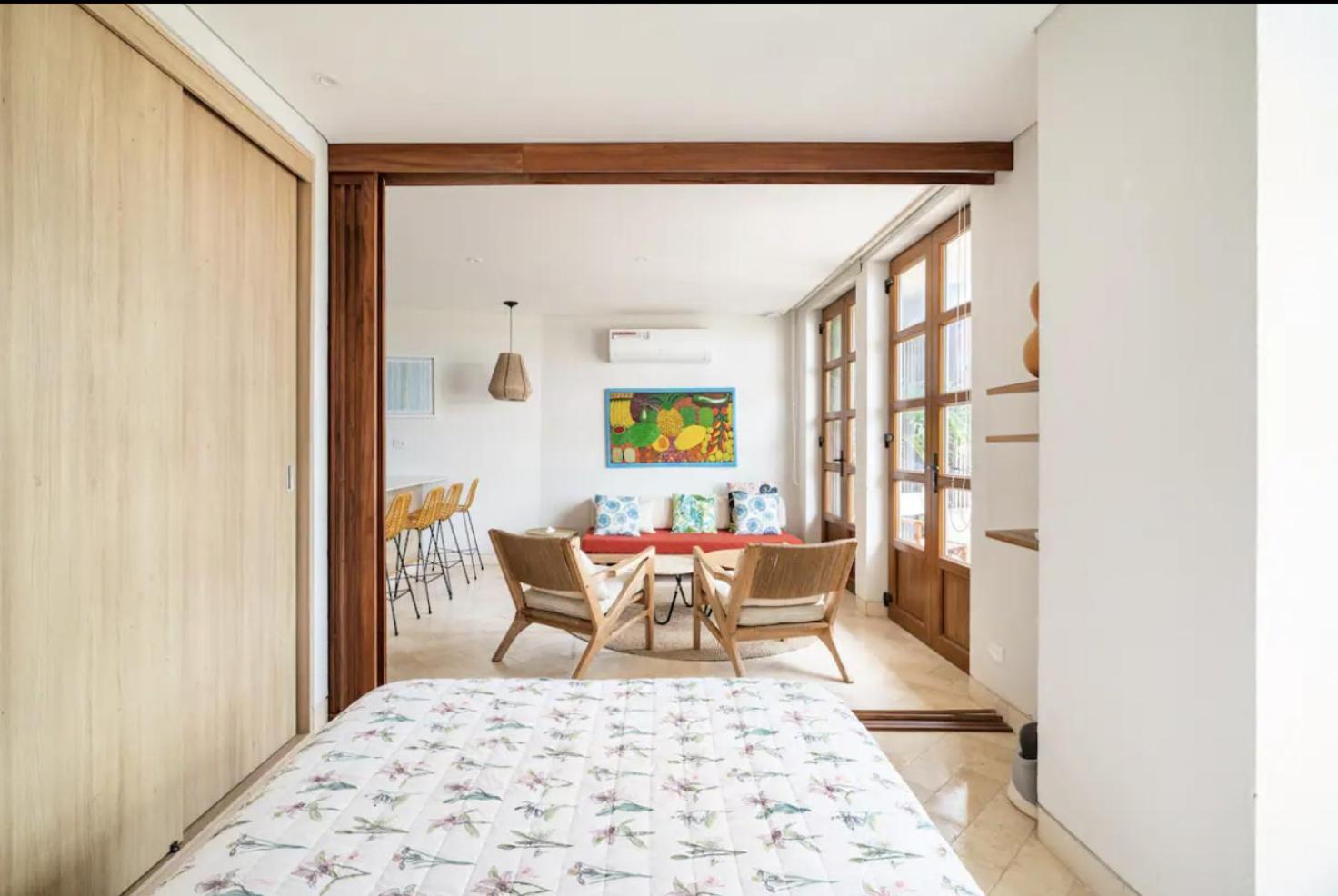 Sunny new apt in the Old City