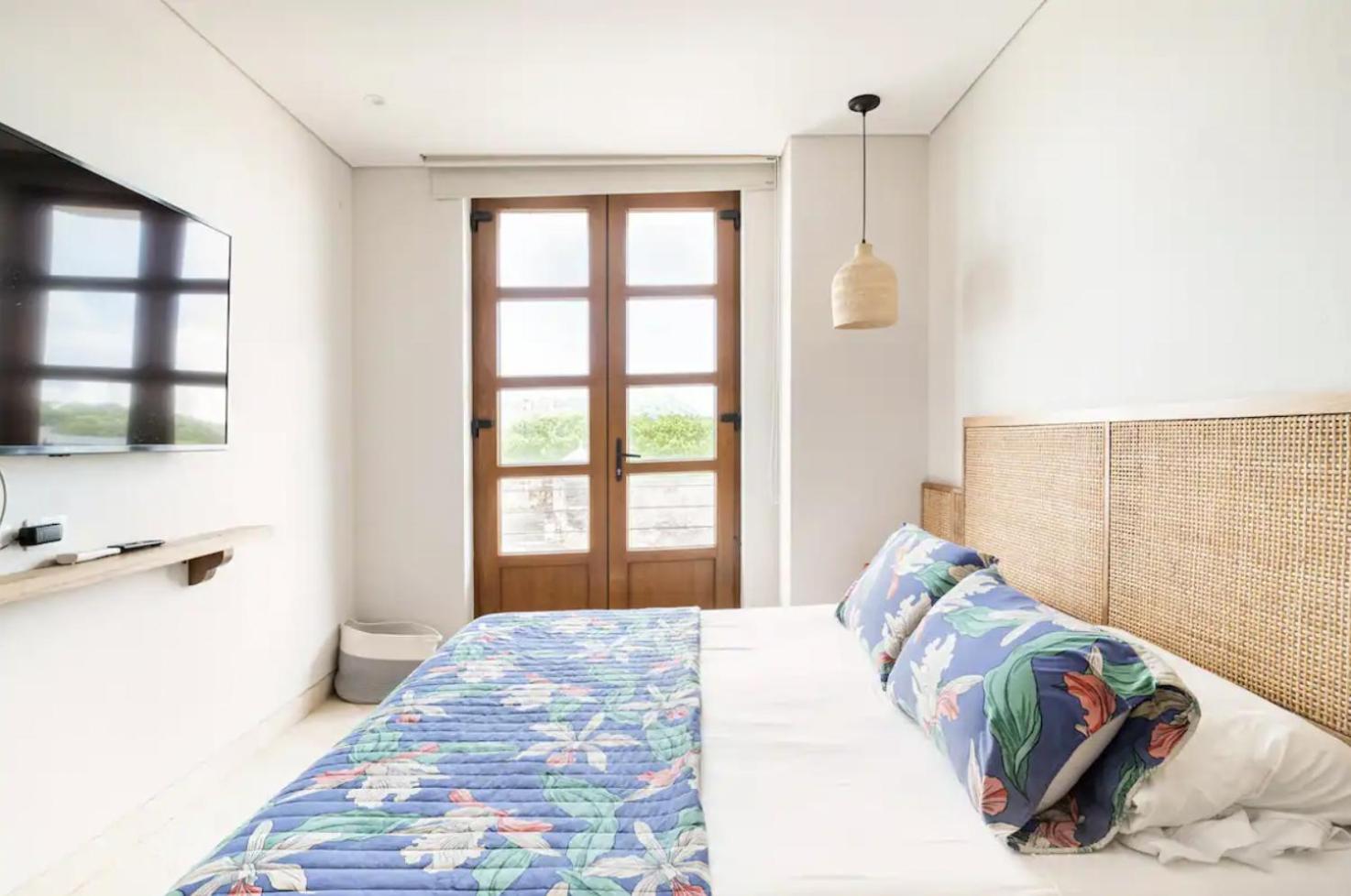 Sunny new apt in the Old City