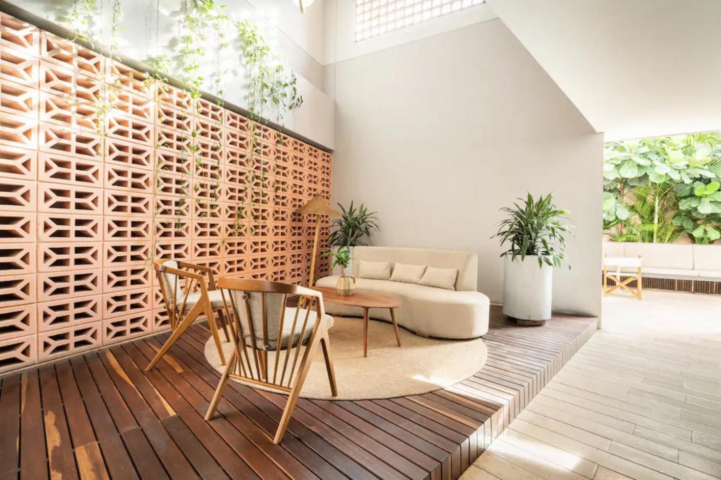 Sunny new apt in the Old City