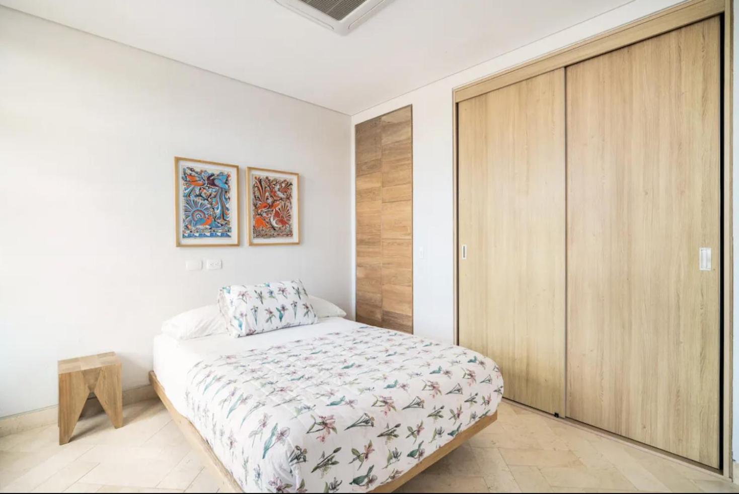 Sunny new apt in the Old City