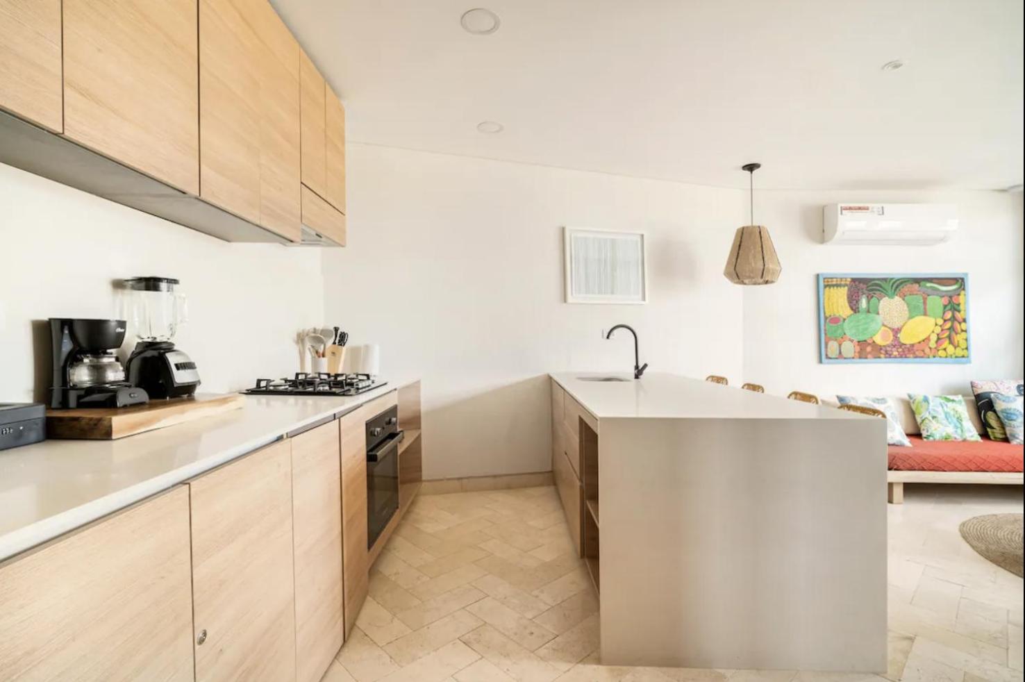 Sunny new apt in the Old City