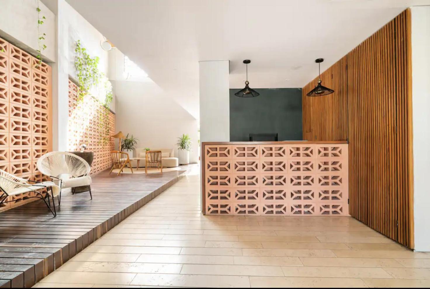 Sunny new apt in the Old City