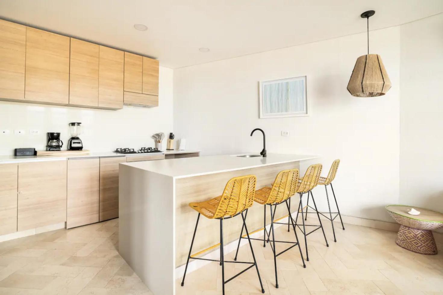 Sunny new apt in the Old City