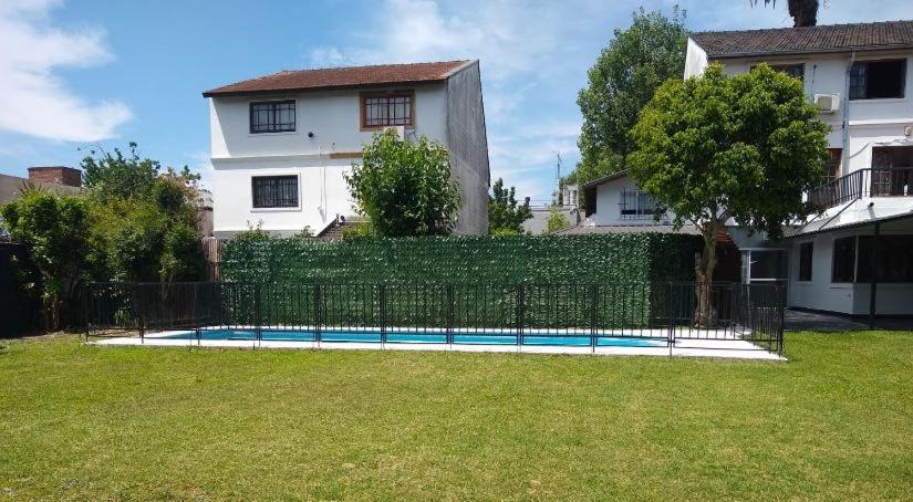 Casa Amplia 5 personas Amplio Jardin y Parrilla Zona Muy Tranquila en Tigre Centro