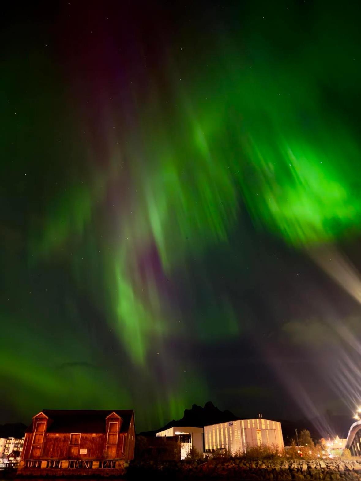 Seaview and private roof top terrace with jacuzzi in Lofoten view 2