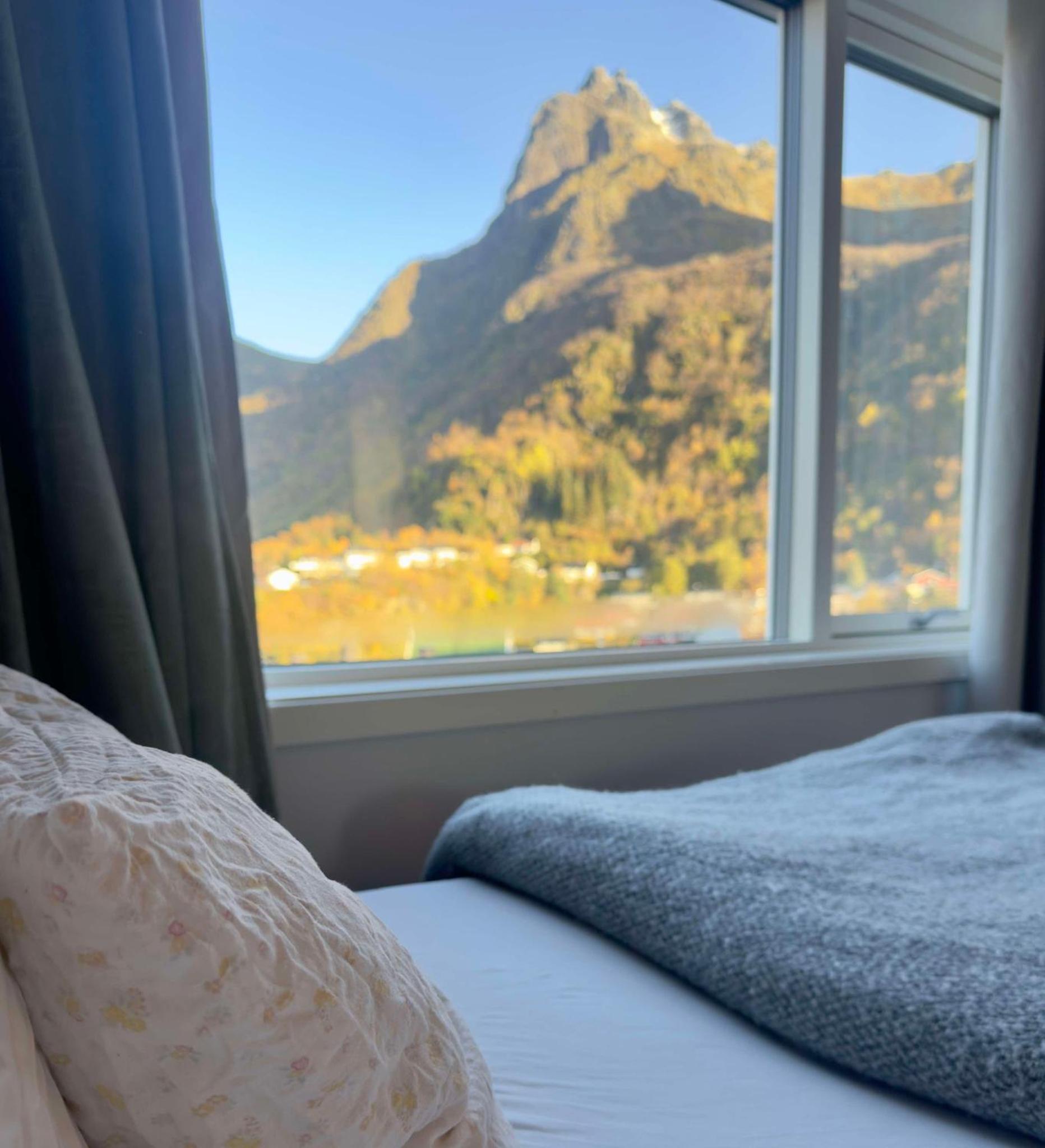Seaview and private roof top terrace with jacuzzi in Lofoten view 5