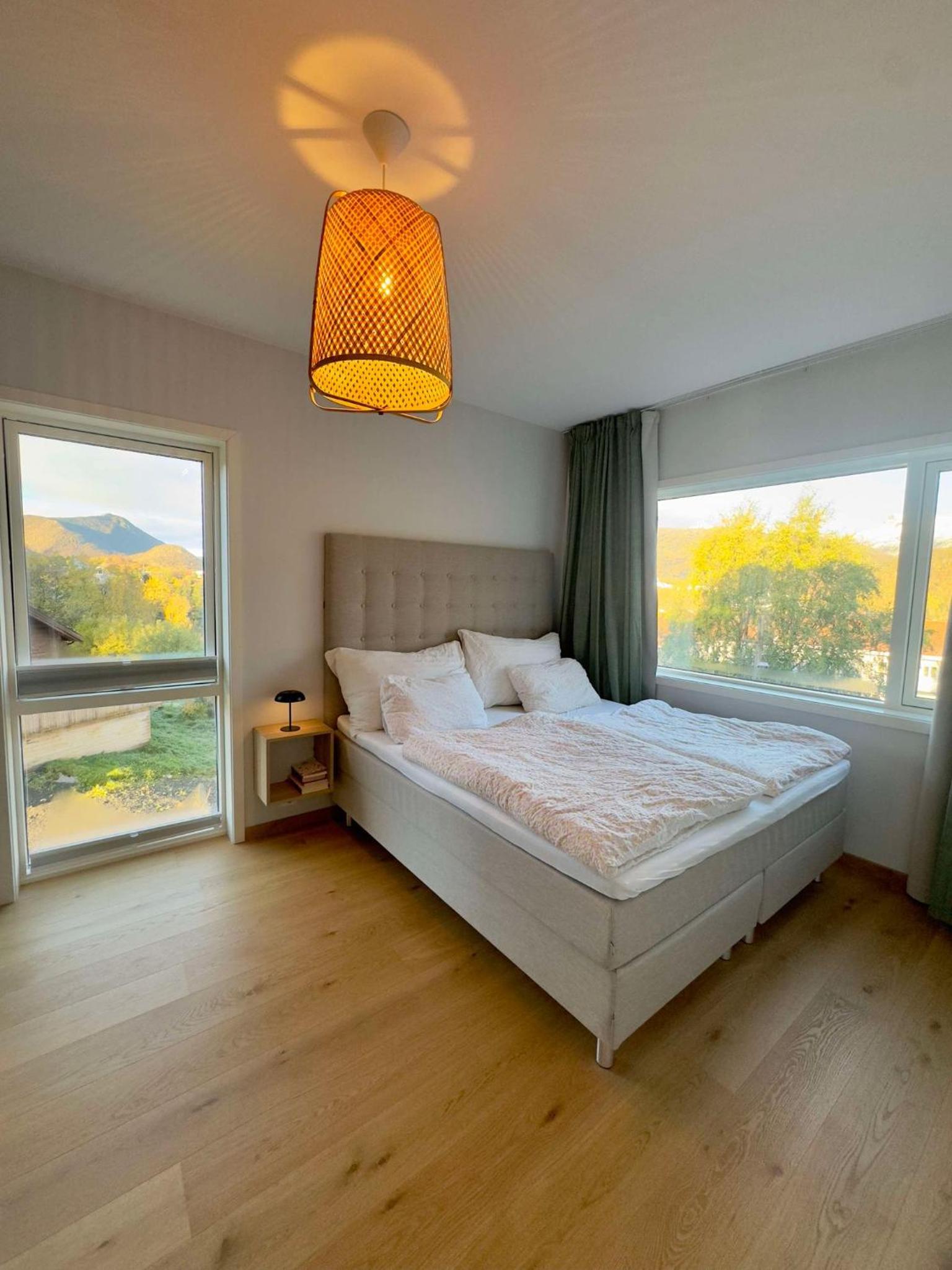 Seaview and private roof top terrace with jacuzzi in Lofoten view 4