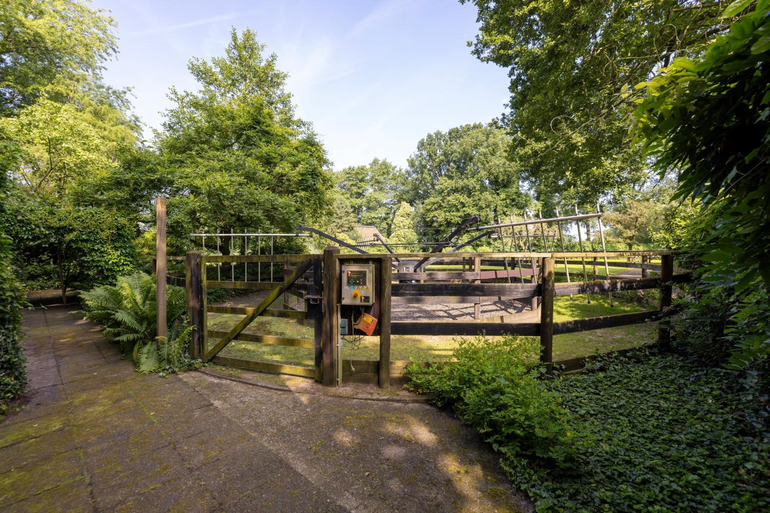 Luxe Hofstede met paardenstalling view 5