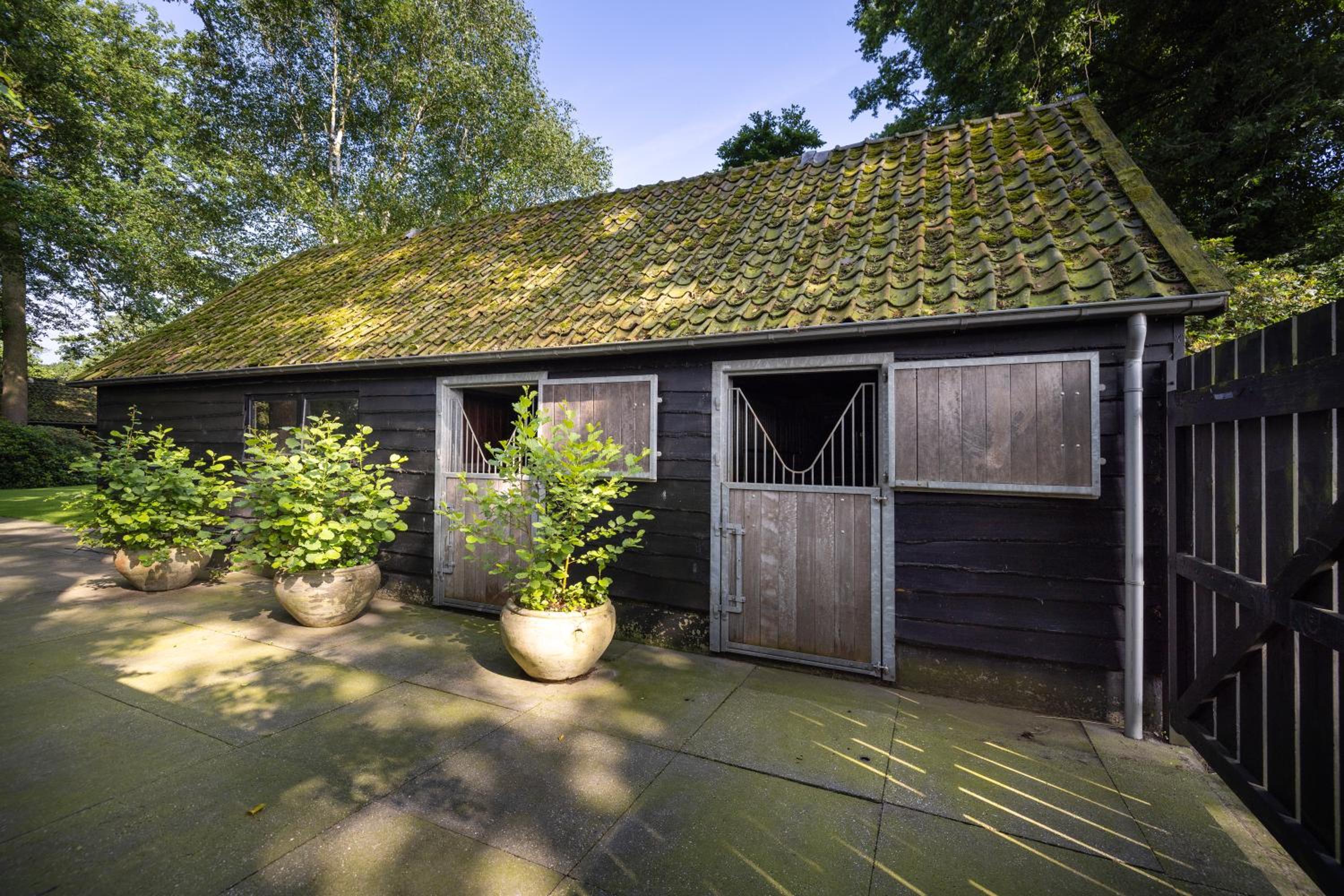 Luxe Hofstede met paardenstalling view 4