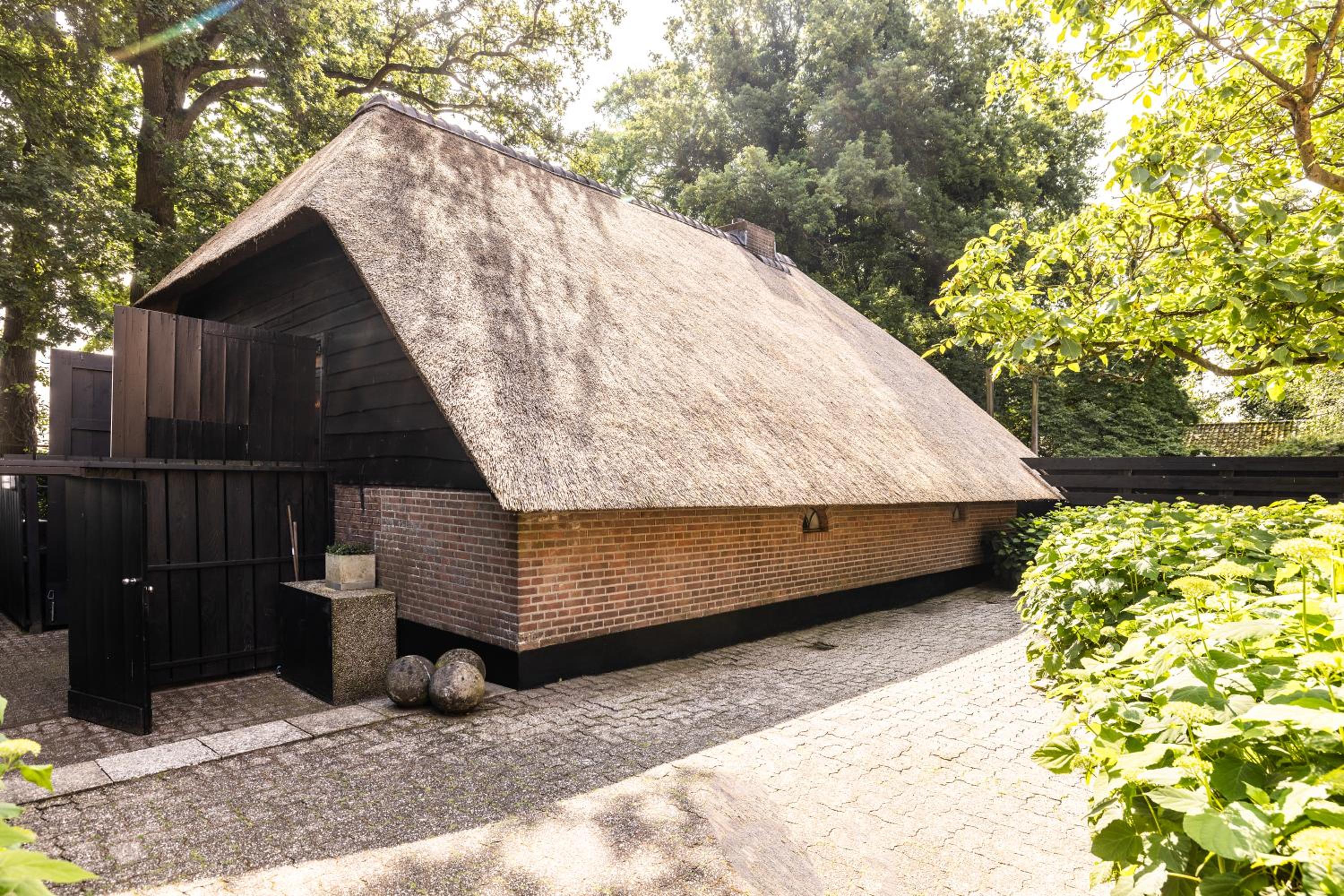 Luxe Hofstede met paardenstalling view 3
