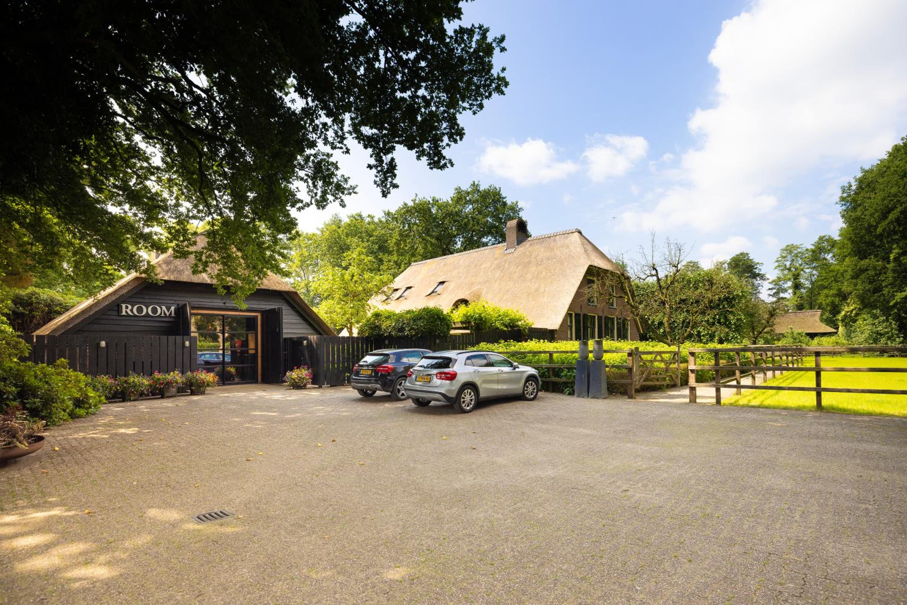Luxe Hofstede met paardenstalling view 2