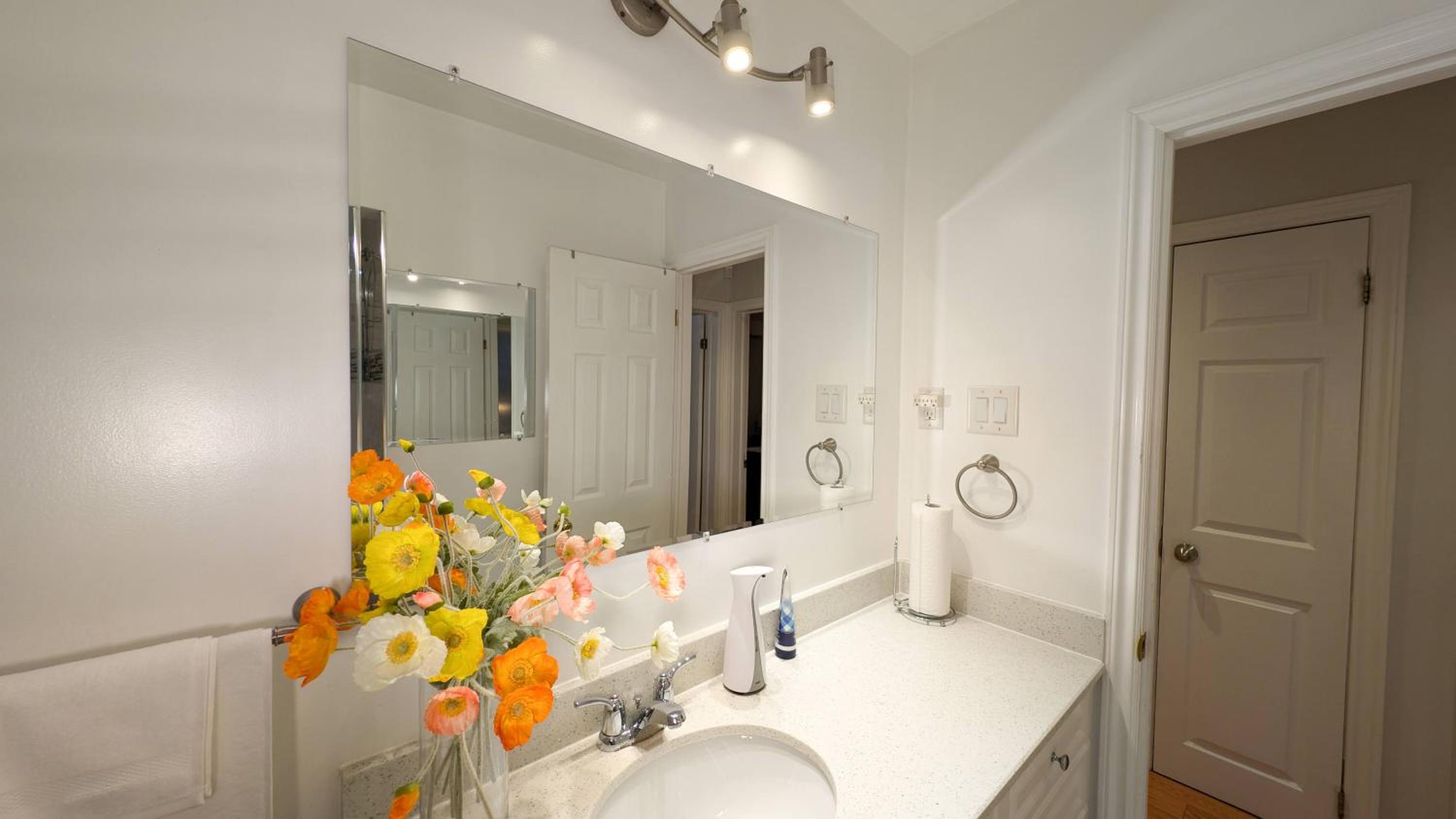 Bright cozy home in Scarborough, Toronto!