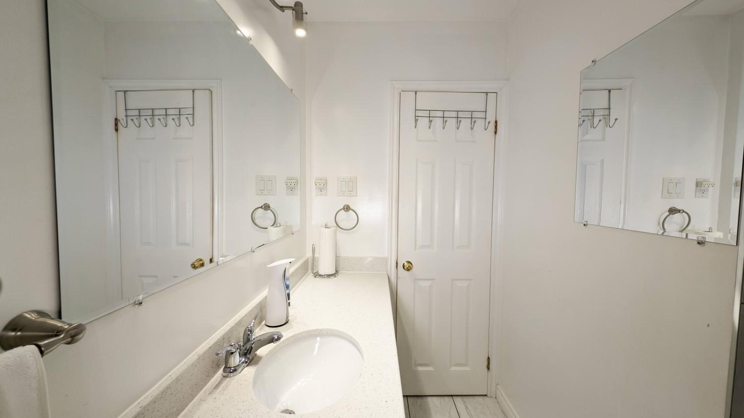 Bright cozy home in Scarborough, Toronto!