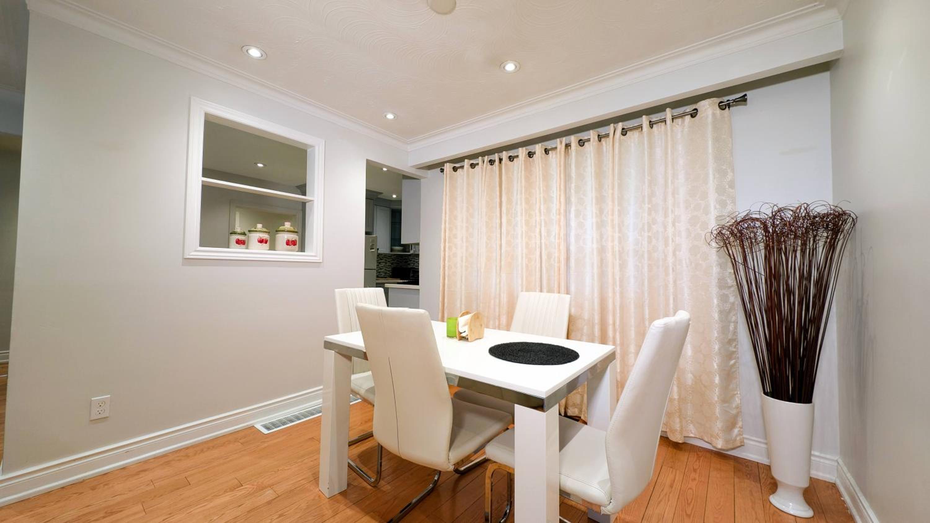 Bright cozy home in Scarborough, Toronto!
