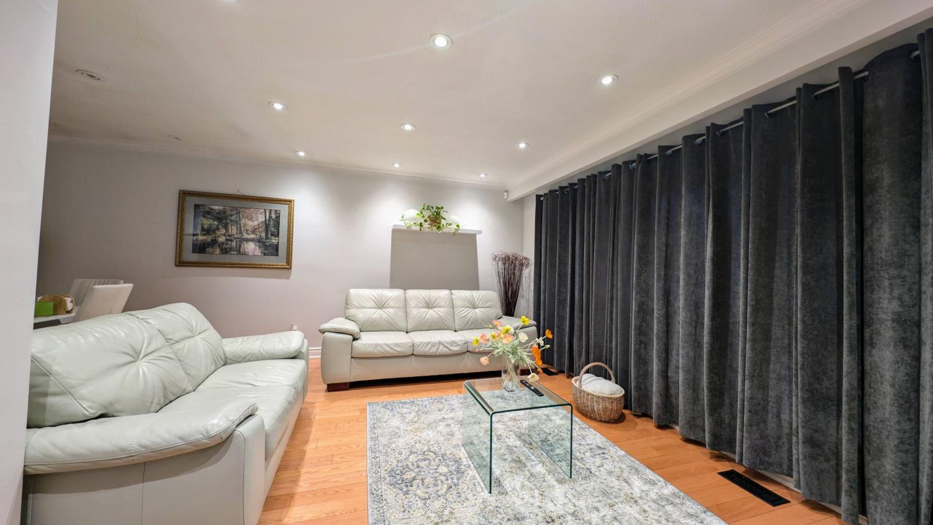 Bright cozy home in Scarborough, Toronto!
