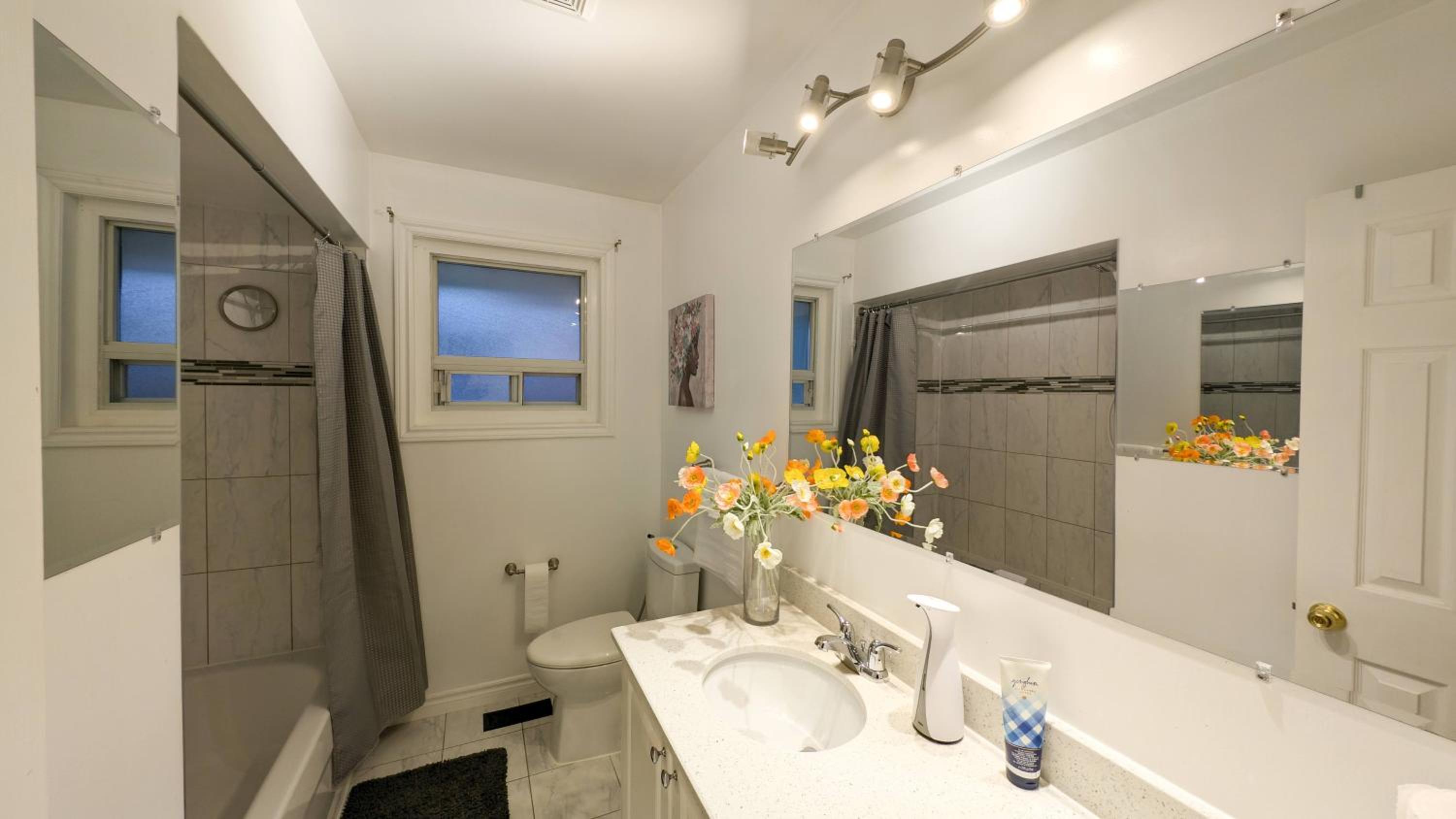 Bright cozy home in Scarborough, Toronto!