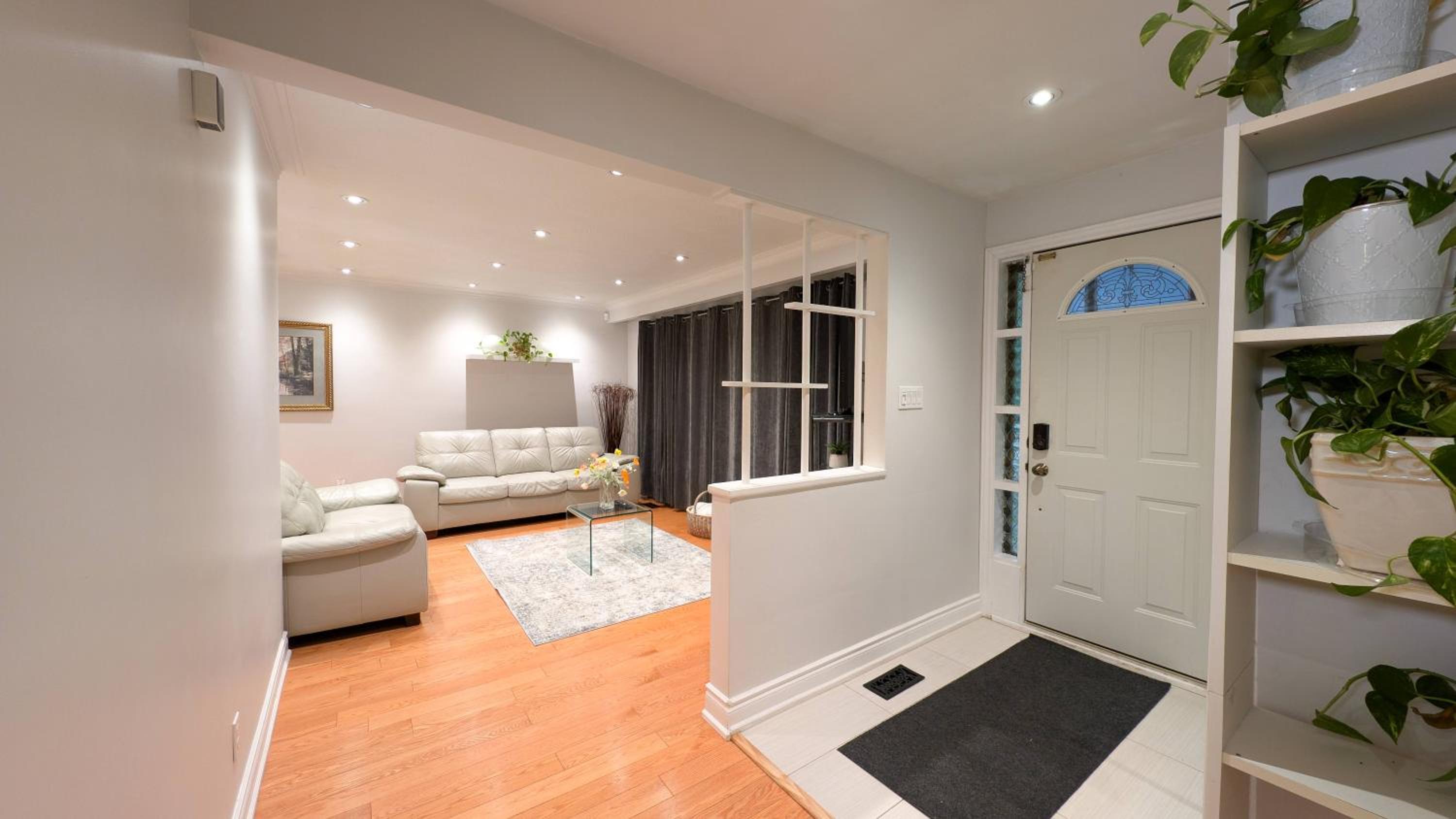Bright cozy home in Scarborough, Toronto!