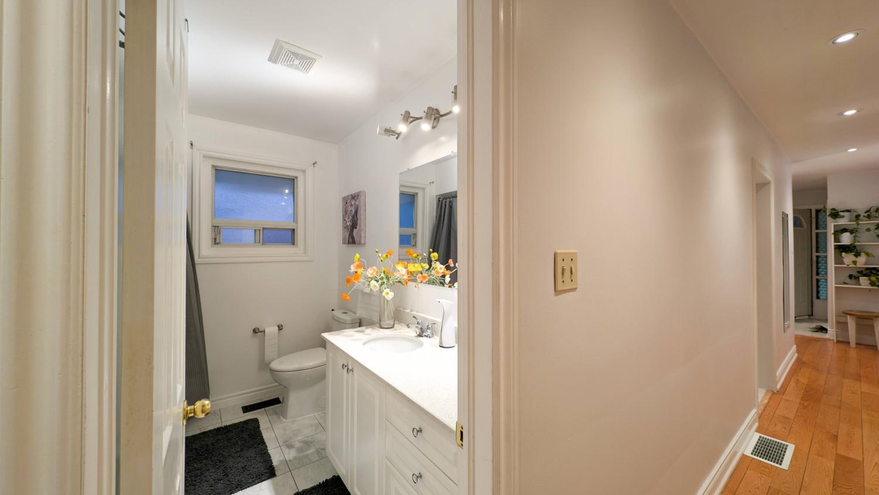 Bright cozy home in Scarborough, Toronto!