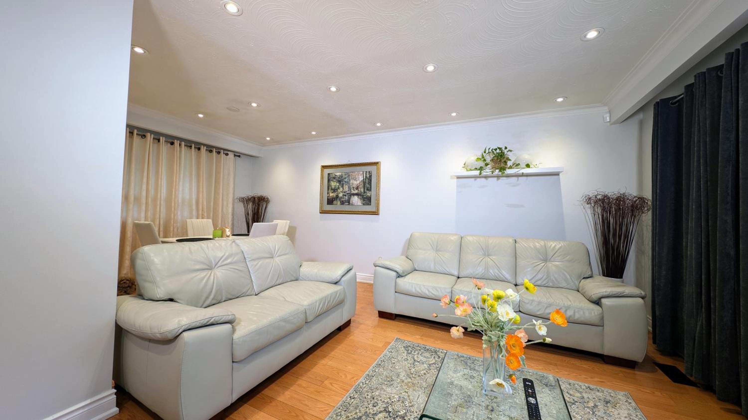 Bright cozy home in Scarborough, Toronto!