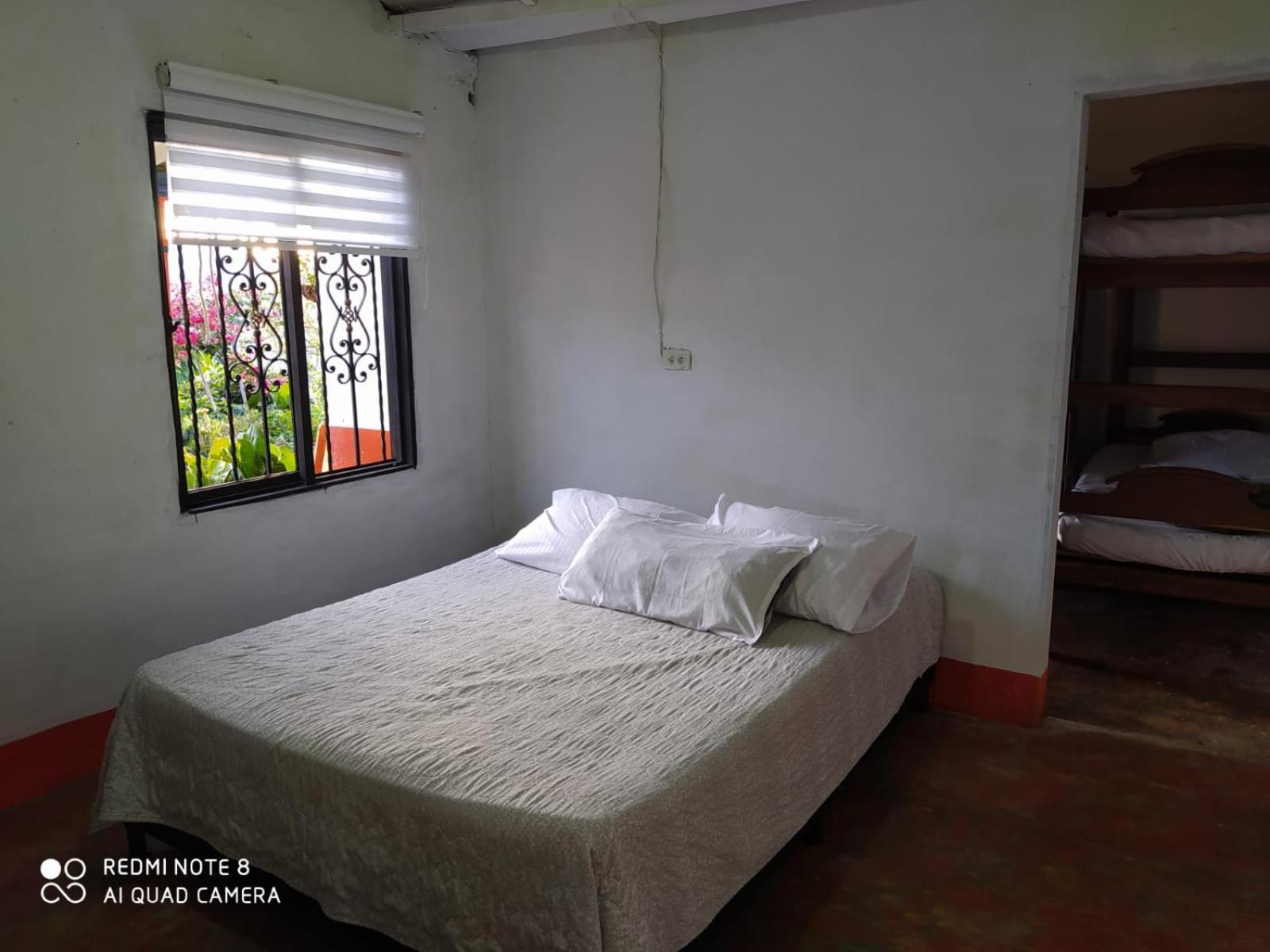 pequeña casa en finca cafetera