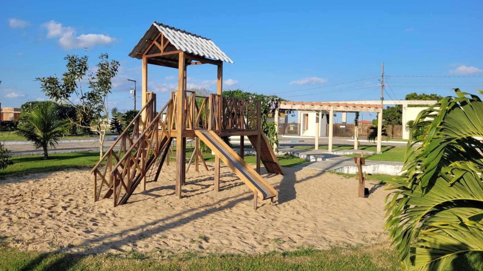 Casa ideal 6 quatros sendo 4 suítes 2 km do centro