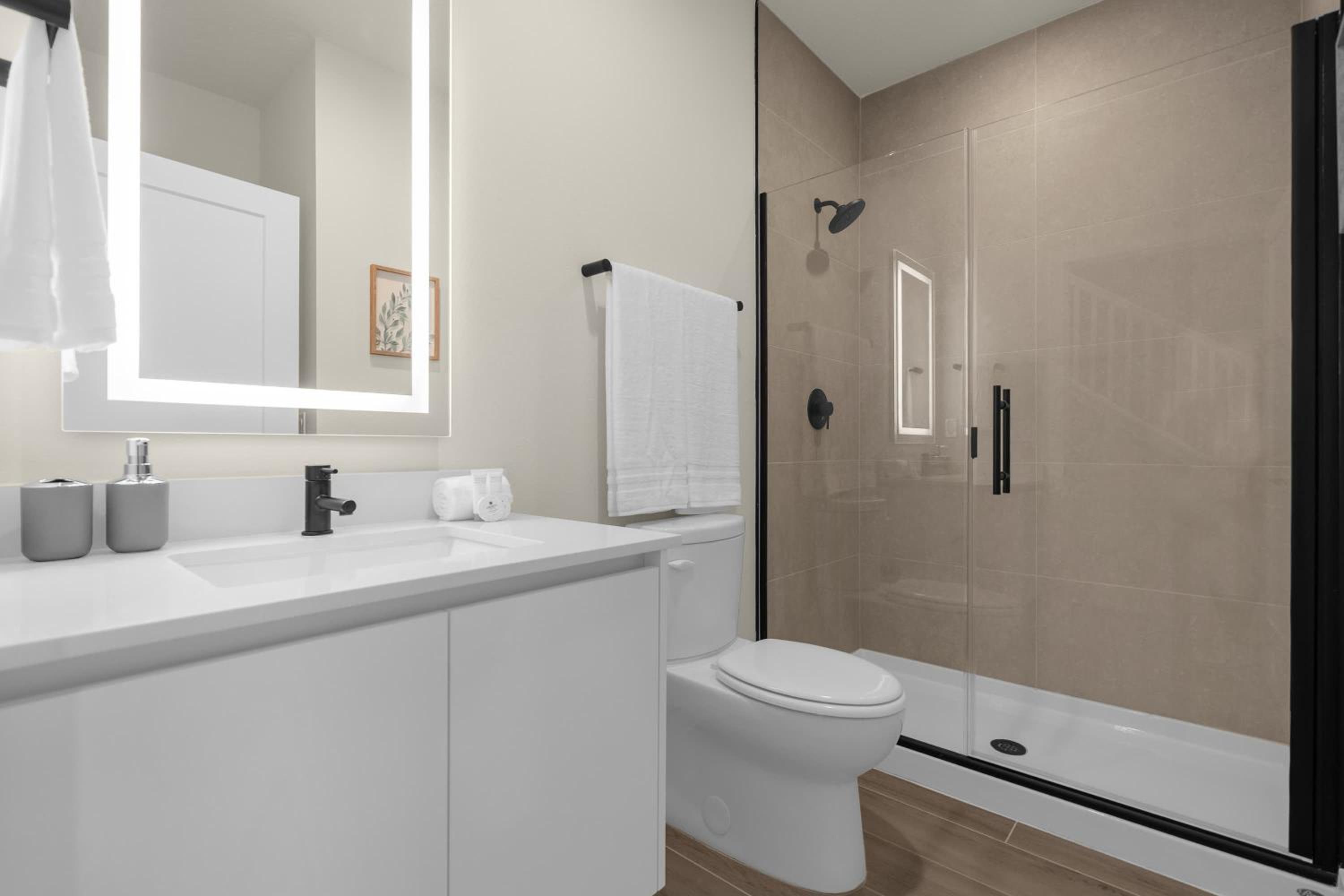 Upstay - Townhouse with Private Pool and Foosball